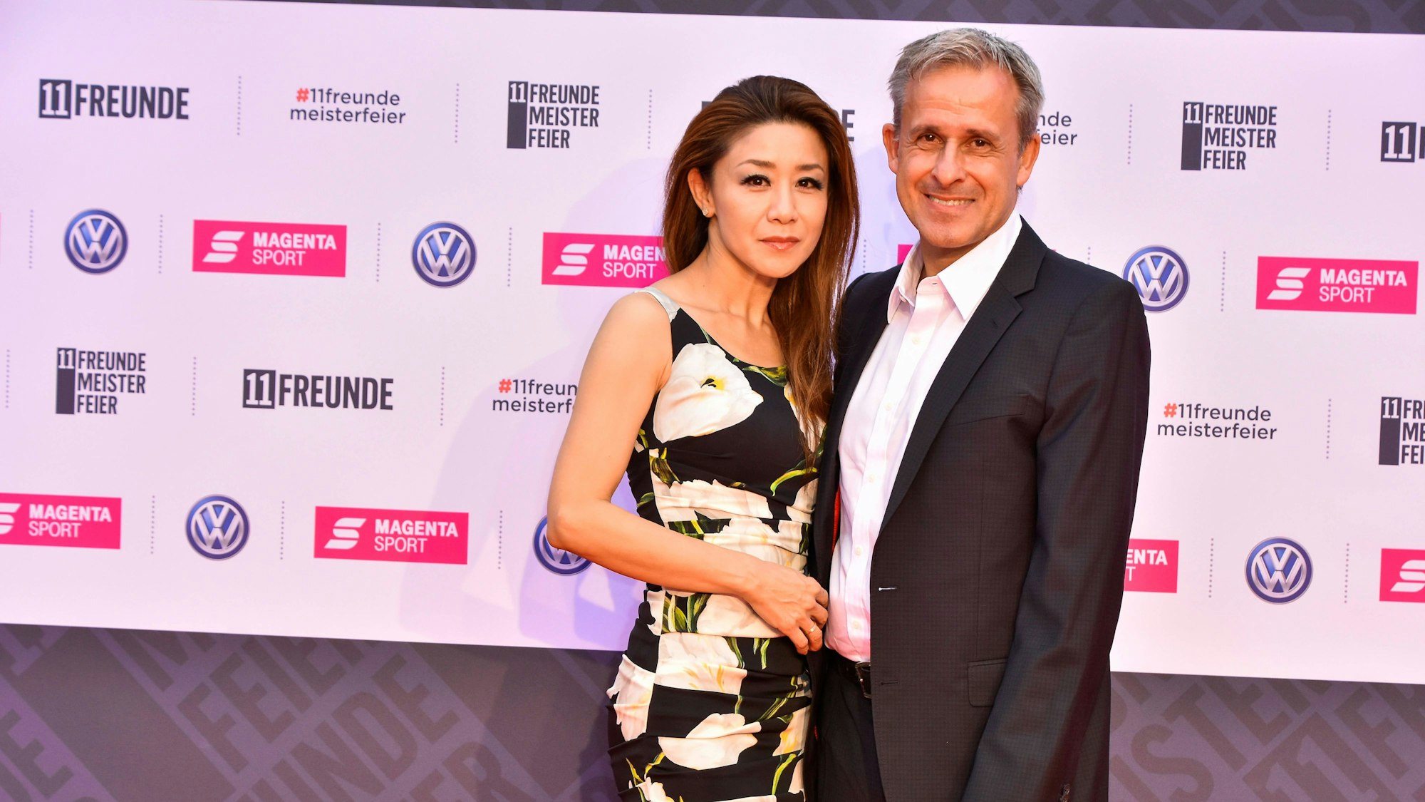 Pierre Littbarski auf dem Roten Teppich mit seiner Ehefrau Hitomi.