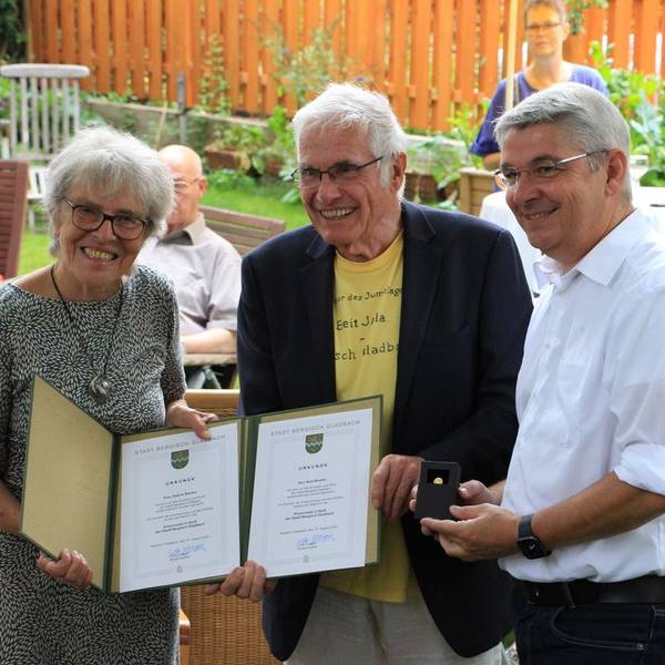 Axel und Sabine Becker erhalten die Ehrennadel in Gold von Bürgermeister Lutz Urbach.