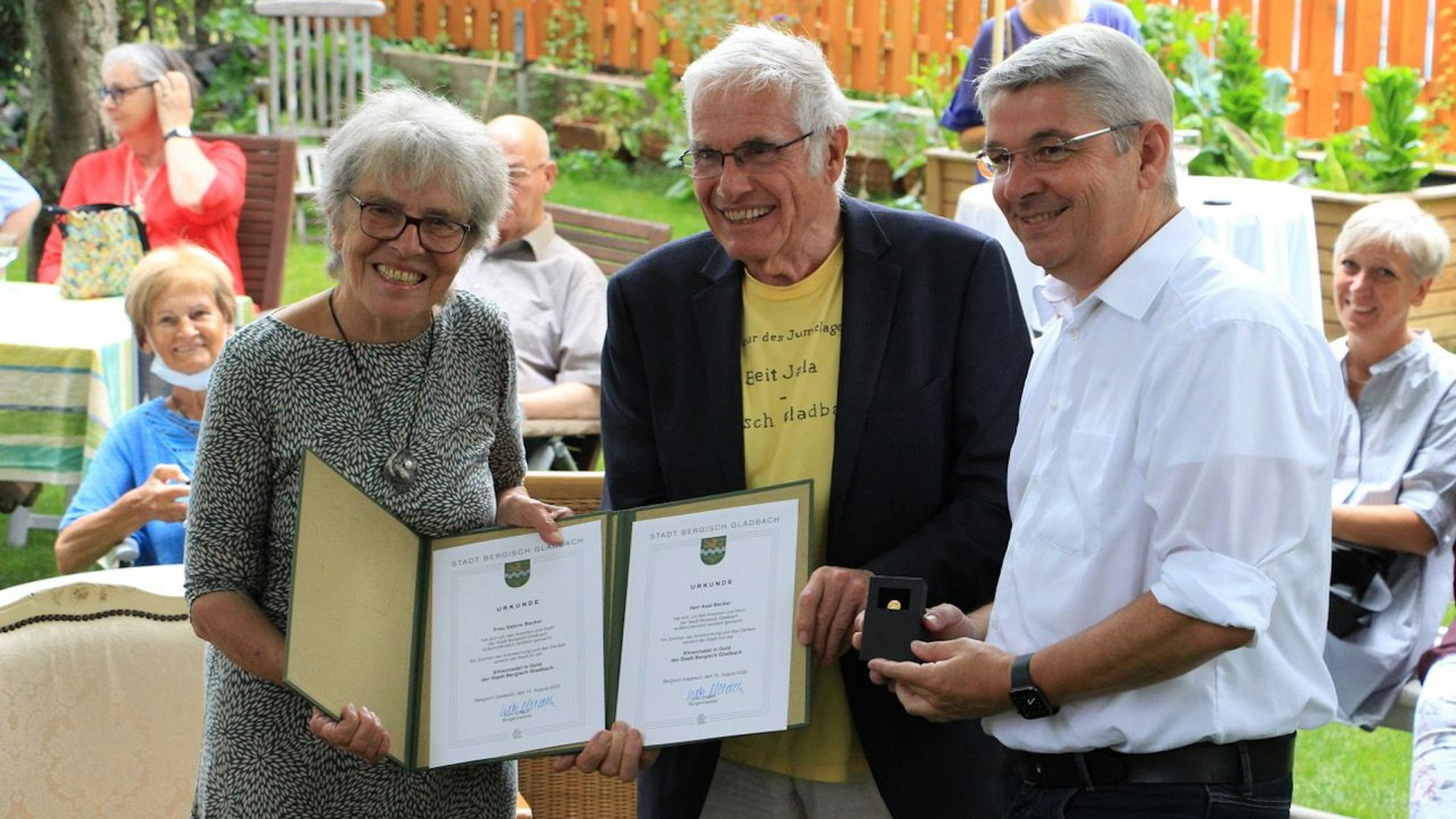 Axel und Sabine Becker erhalten die Ehrennadel in Gold von Bürgermeister Lutz Urbach.