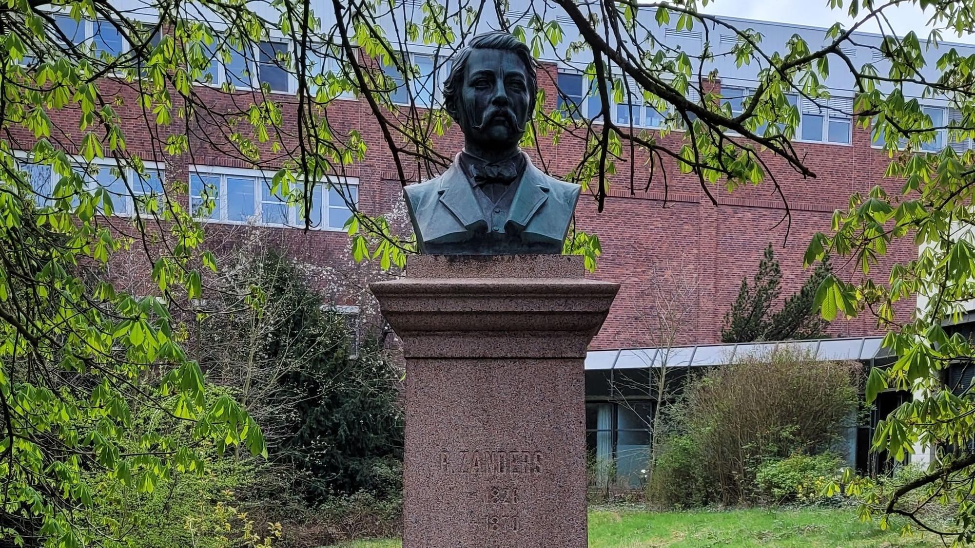Die Büste von Richard Zanders ist zu sehen.