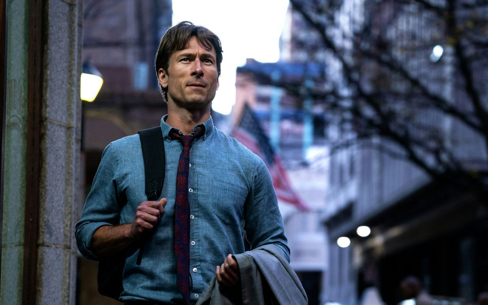 „How to Make a Killing - Todsicheres Erbe“ mit Hauptdarsteller Glen Powell ist inspiriert von der britischen Kult-Komödie „Adel verpflichtet“. (Bild: Studiocanal/Ilze Kitshoff)