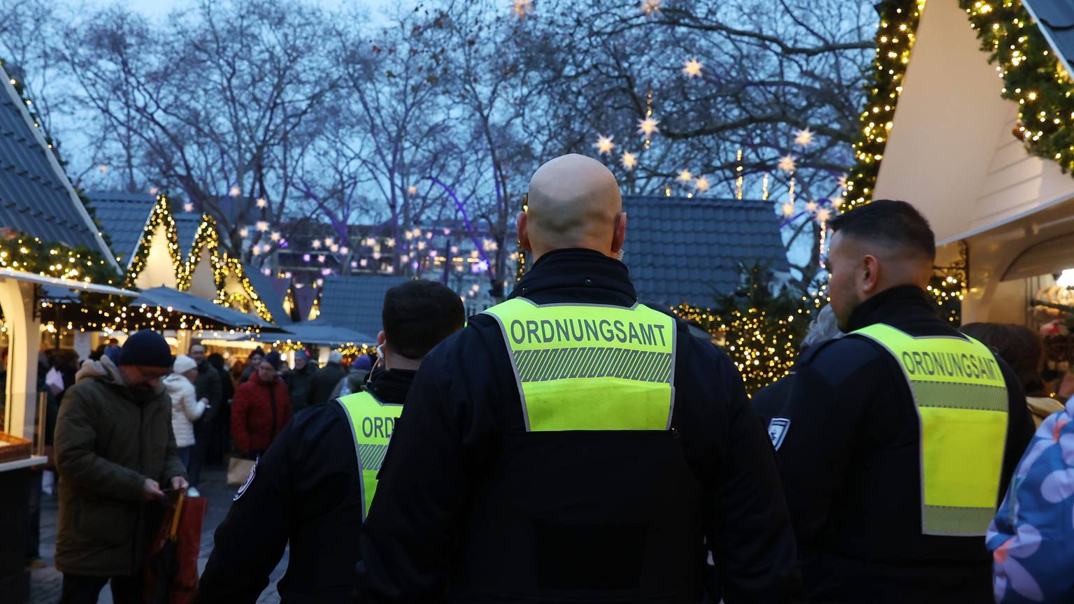 02.12.2025, Köln: Weihnachtsmärkte 2025: Der Weihnachtsmarkt „Markt der Engel“ auf dem Neumarkt.
Ordnungsamt. Foto: Martina Goyert