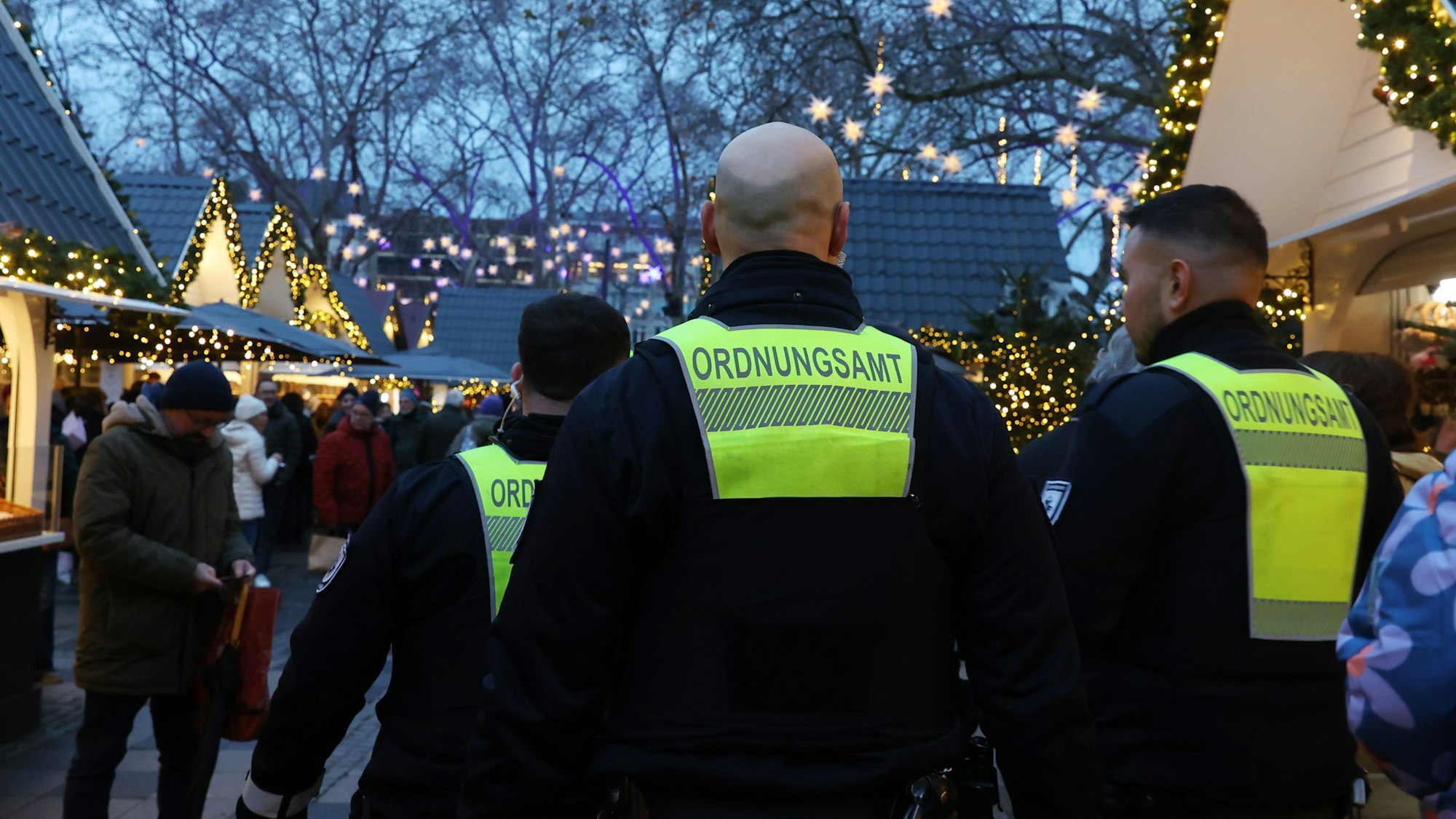 02.12.2025, Köln: Weihnachtsmärkte 2025: Der Weihnachtsmarkt „Markt der Engel“ auf dem Neumarkt.
Ordnungsamt. Foto: Martina Goyert