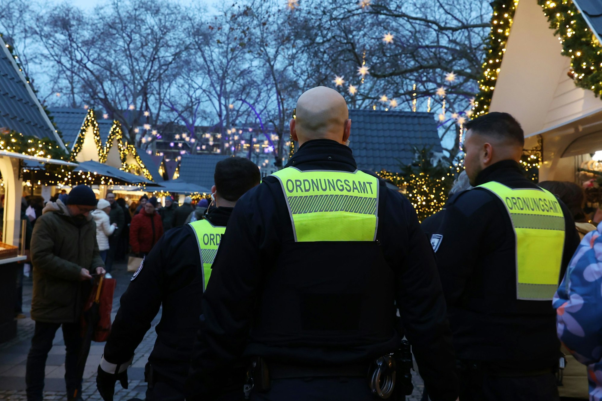 02.12.2025, Köln: Weihnachtsmärkte 2025: Der Weihnachtsmarkt „Markt der Engel“ auf dem Neumarkt.
Ordnungsamt. Foto: Martina Goyert