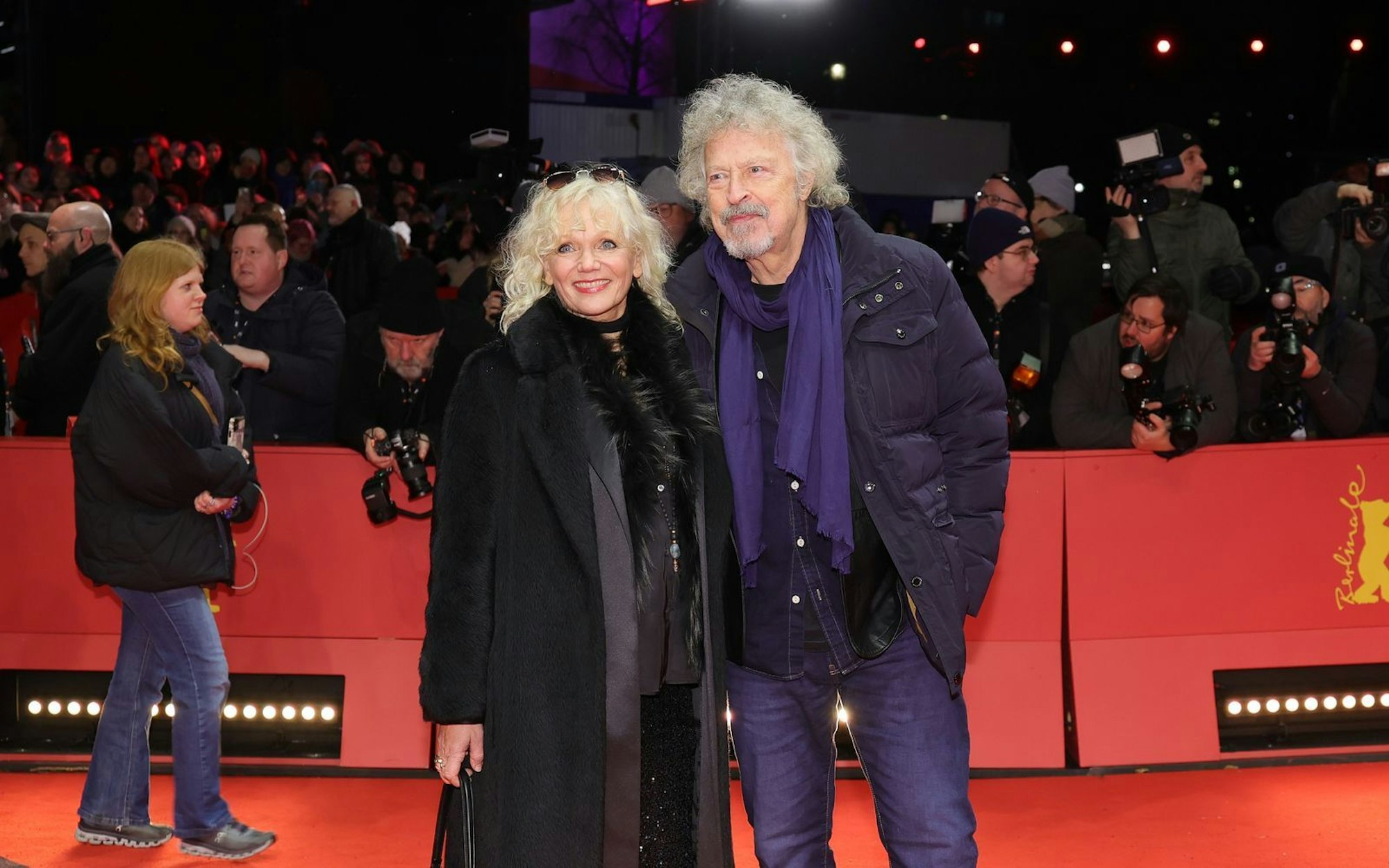 Sänger Wolfgang Niedecken erscheint auf dem Roten Teppich mit seiner Ehefrau Tina Golemiewski: Das Paar ist seit über 30 Jahren verheiratet. (Bild: 2025 Getty Images/Andreas Rentz)