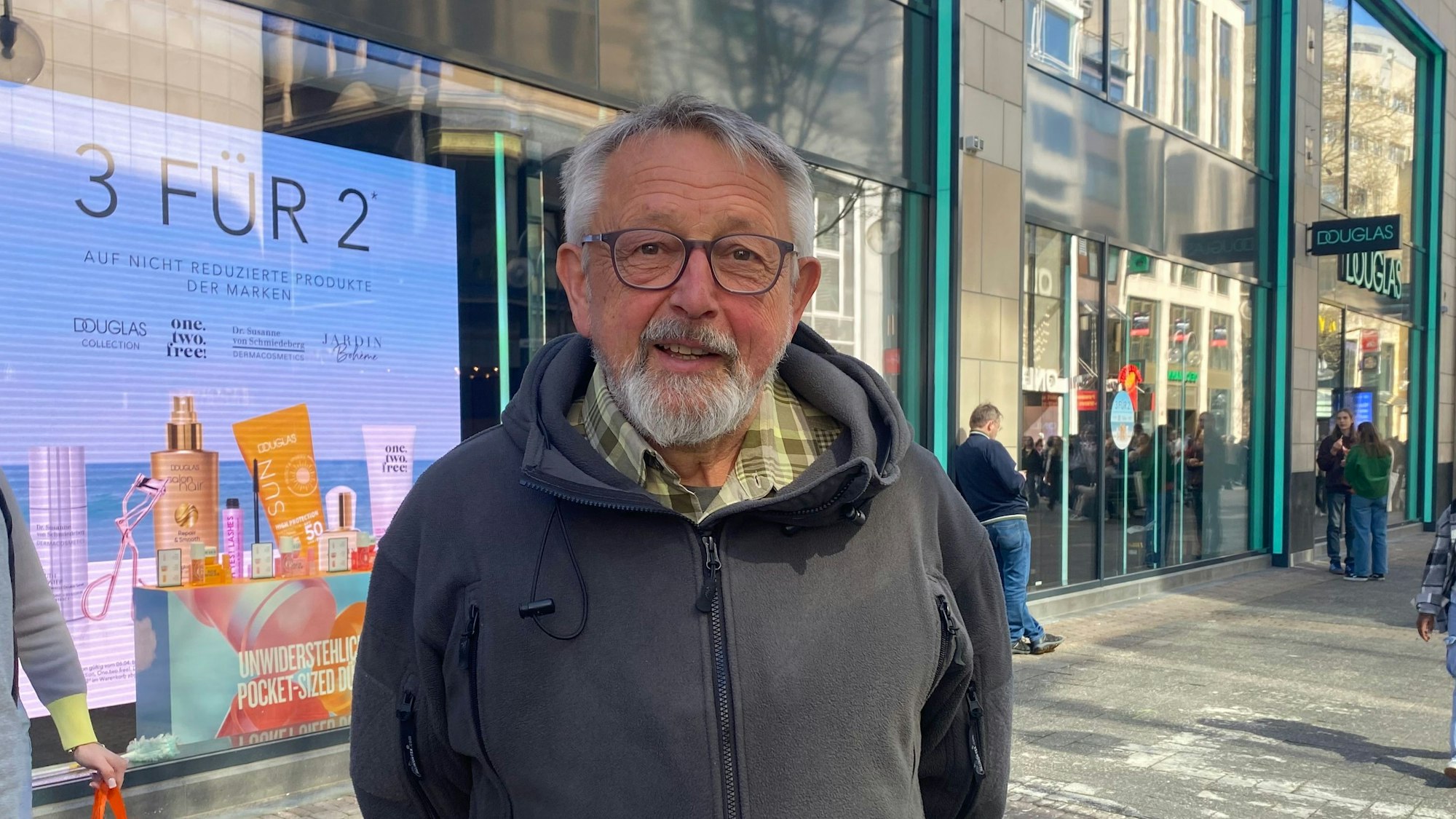 Ein älterer Mann mit Brille lächelt in die Kamera.