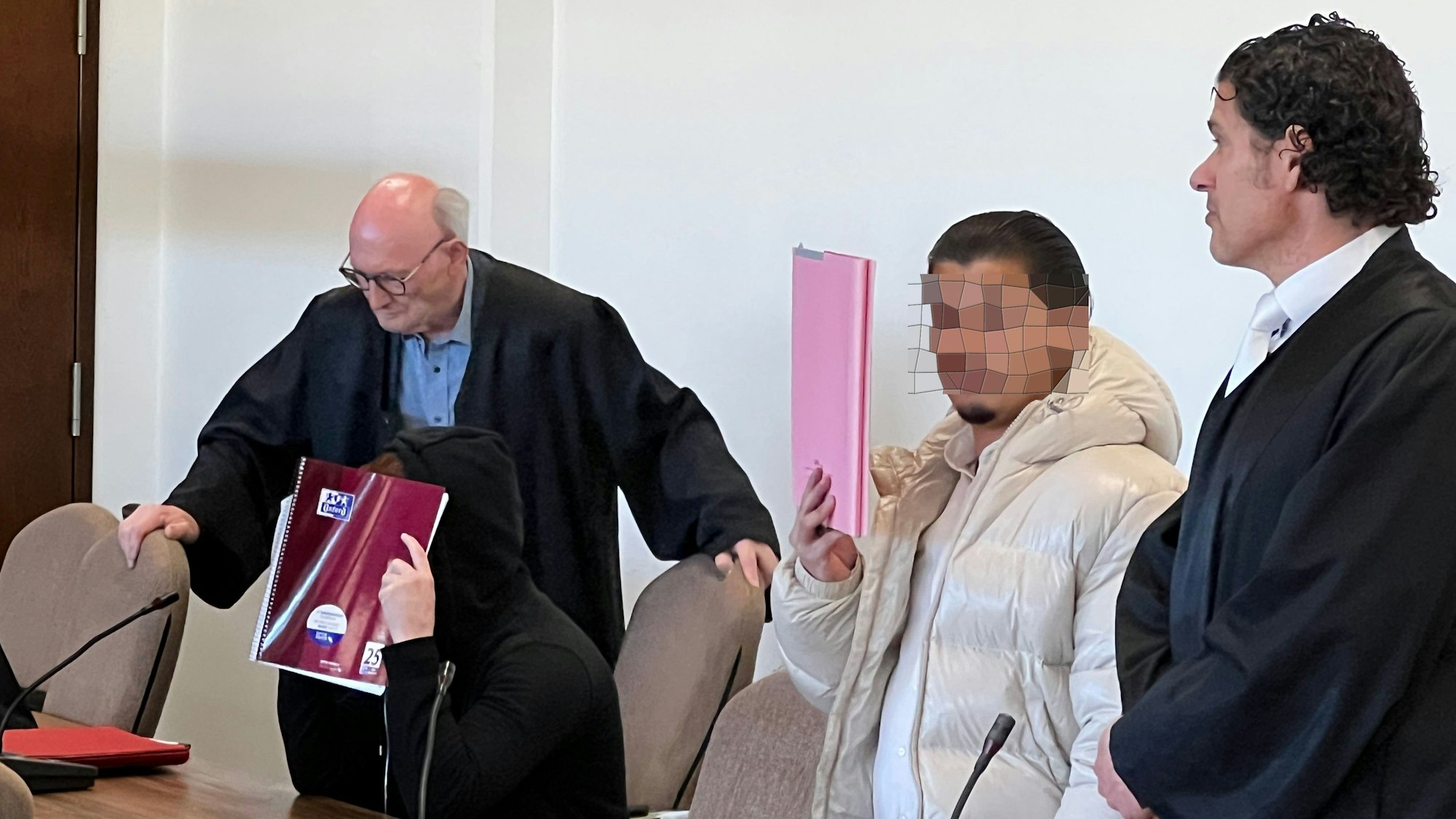 Landgericht Köln: Giuliano (23) G. und Christopher G. stehen wegen Enkeltricks vorm Landgericht.