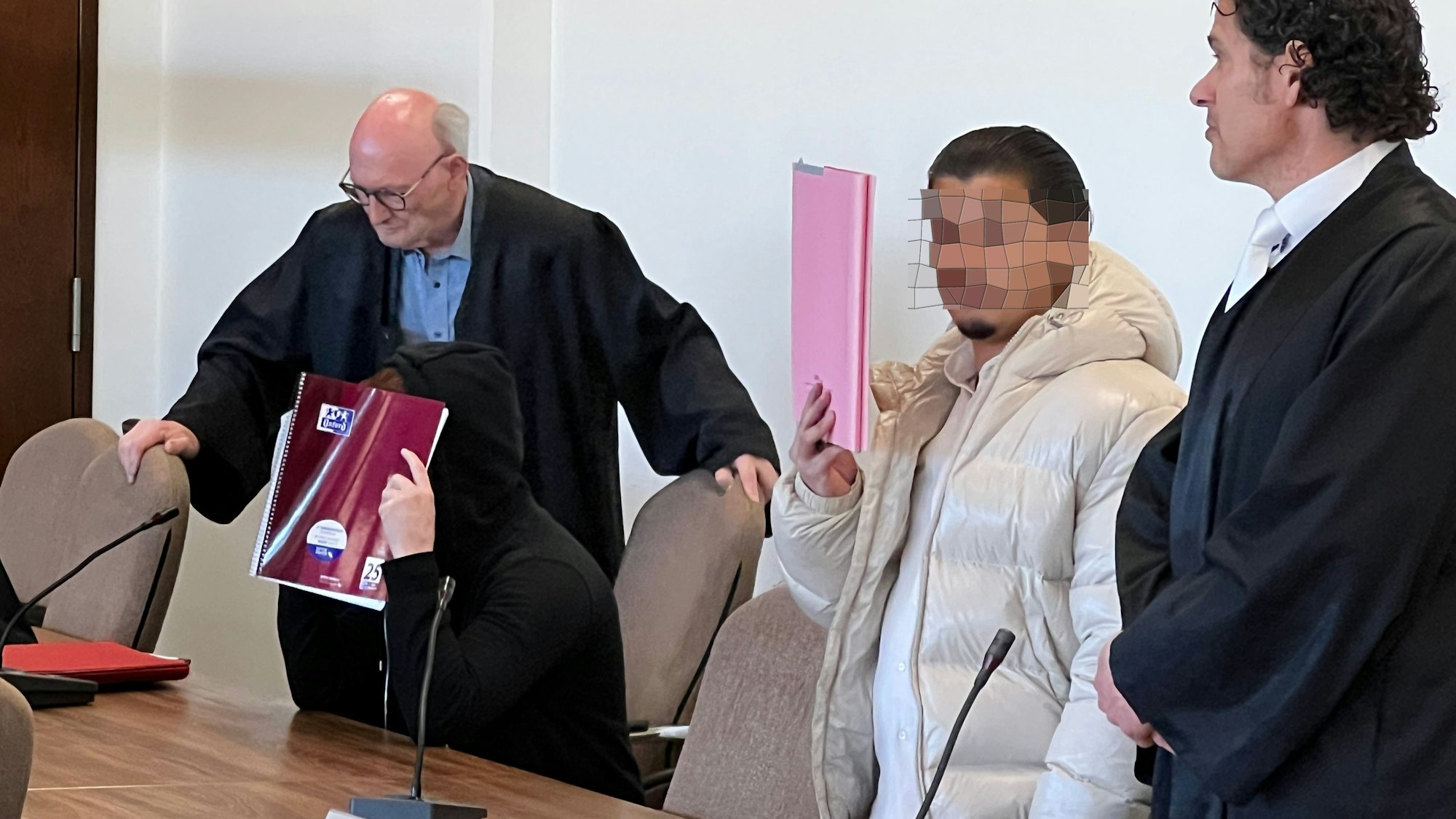 Landgericht Köln: Giuliano (23) und Christopher G. stehen wegen Enkeltricks vorm landgericht. Bild: Ralf Krieger