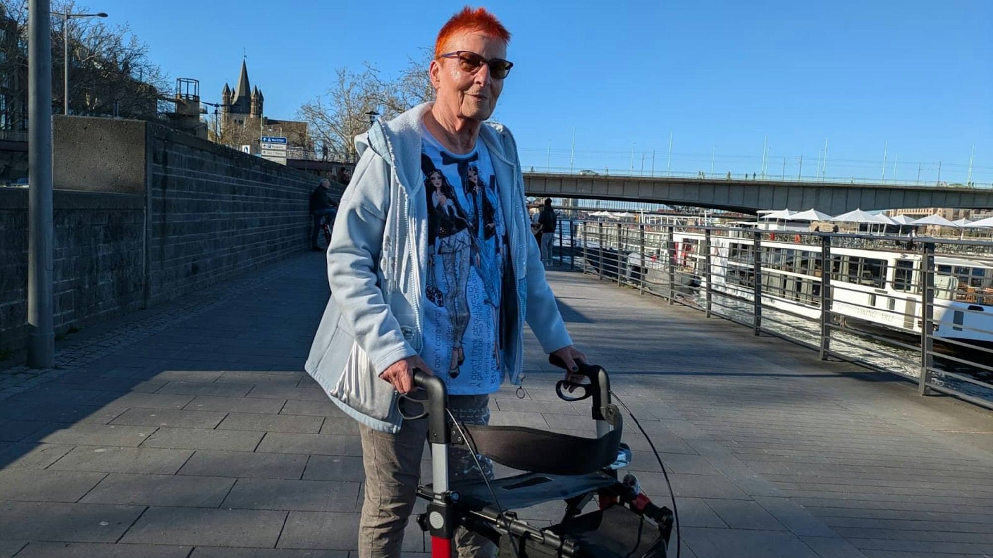 Ursula Blank ist sauer, dass es nach wie vor keine Lösung für den Rad- und Fußverkehr am Rheinufer gibt.