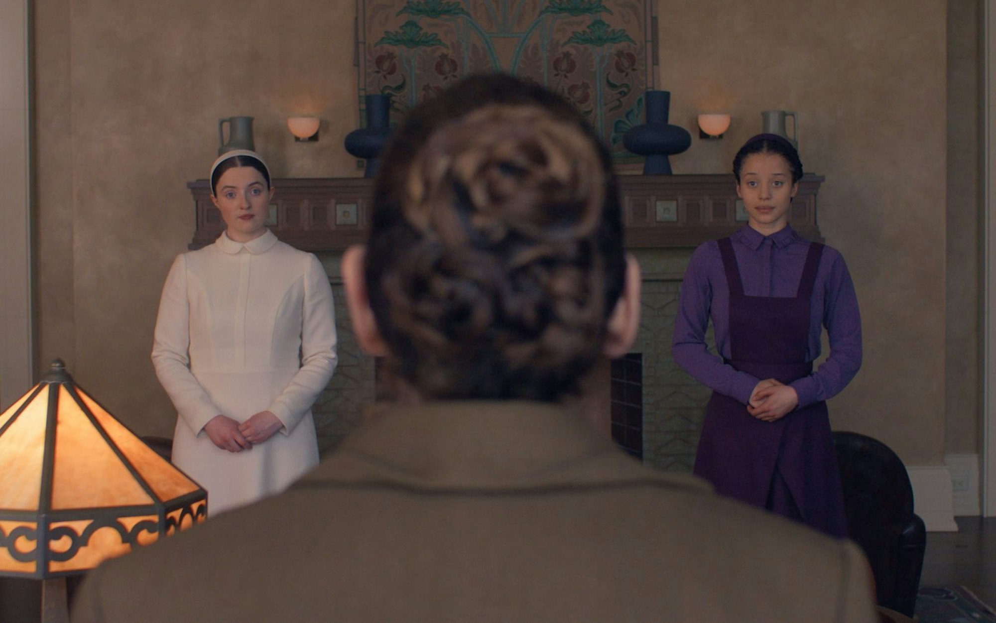 In „The Testaments: Die Zeuginnen“ werden höhere Töchter zu mustergültigen Edelhausfrauen erzogen. Die Fortsetzung von „The Handmaid's Tale - Der Report der Magd“ ist nun auf Disney+ erhältlich. (Bild: Disney)