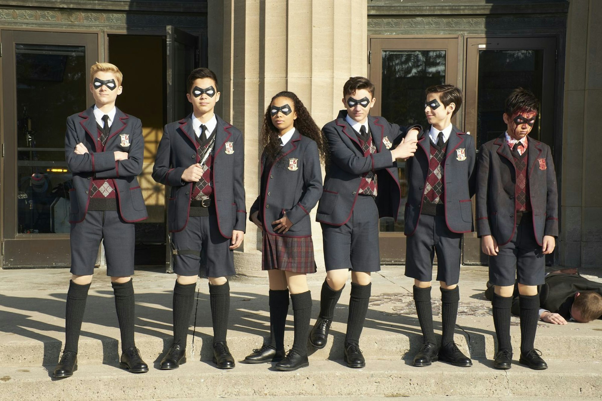 In „The Umbrella Academy“ schickt Netflix verkorkste junge Helden auf Weltrettungsmission. (Bild: Netflix)