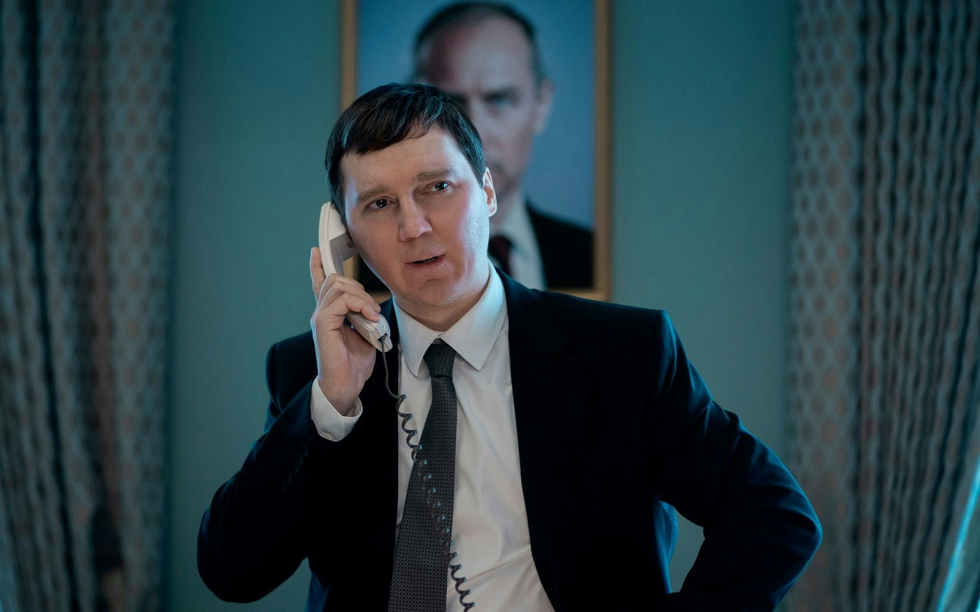 Nicht Putin ist der „Magier im Kreml“, sondern sein Berater Wadim Baranow (Paul Dano). (Bild: Constantin Film/Carole Bethuel)