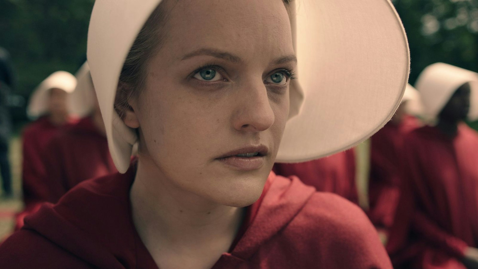 In der Vorgängerserie „The Handmaid's Tale - Der Report der Magd“ spielte Elisabeth Moss die unbeugsame Magd Desfred, die bei einem Elite-Ehepaar für Nachwuchs sorgen soll. Die Sci-Fi-Serie ist noch auf diversen Streamingdienst-Plattformen erhältlich. (Bild: 2018 MGM & Relentless Prod., LLC. THE HANDMAID'S TALE TM MGM.)