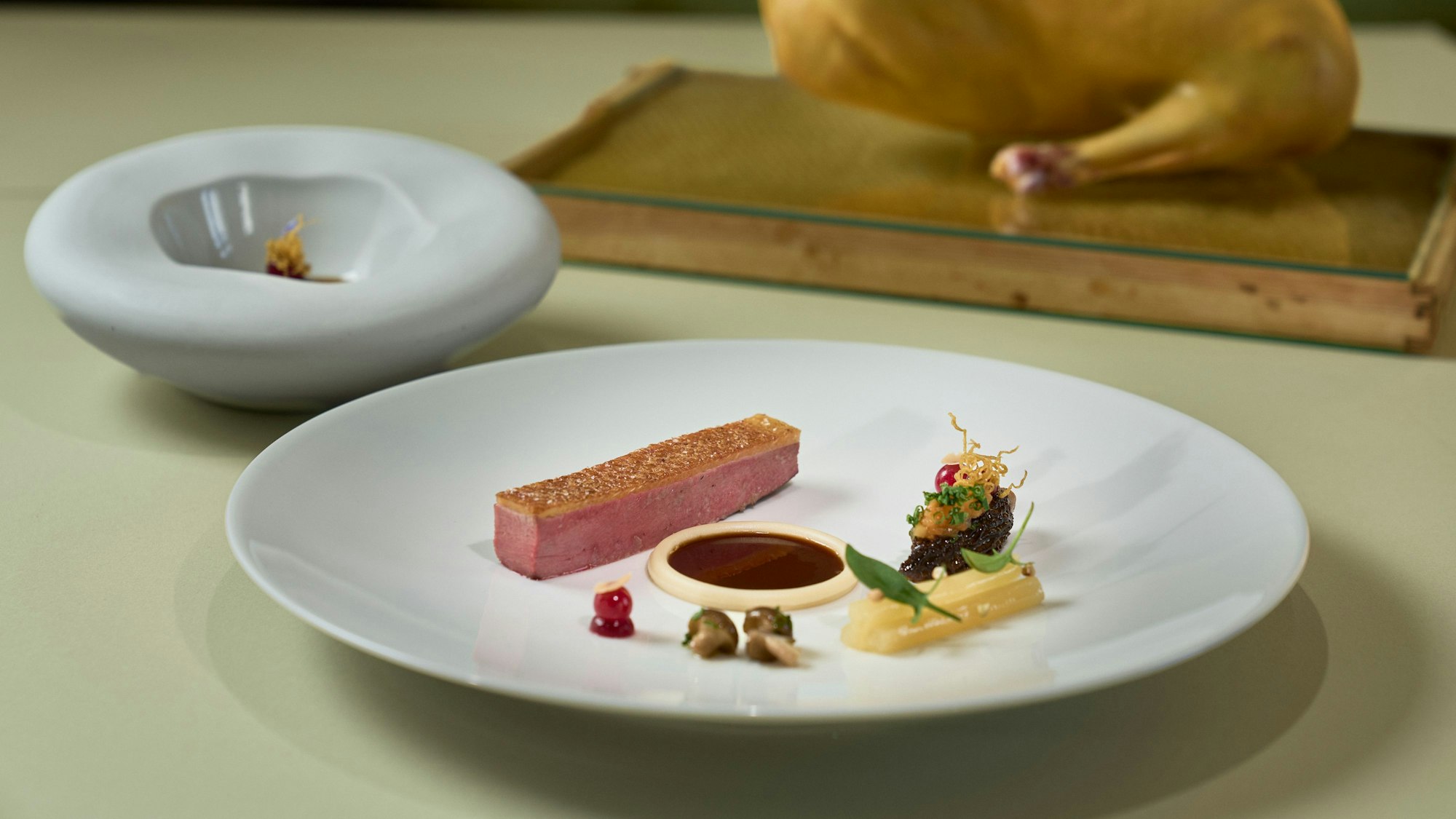 Ein neues Gericht im Menü von Dennis Kuckuck ist die in Bienenwachs gereifte Ente.