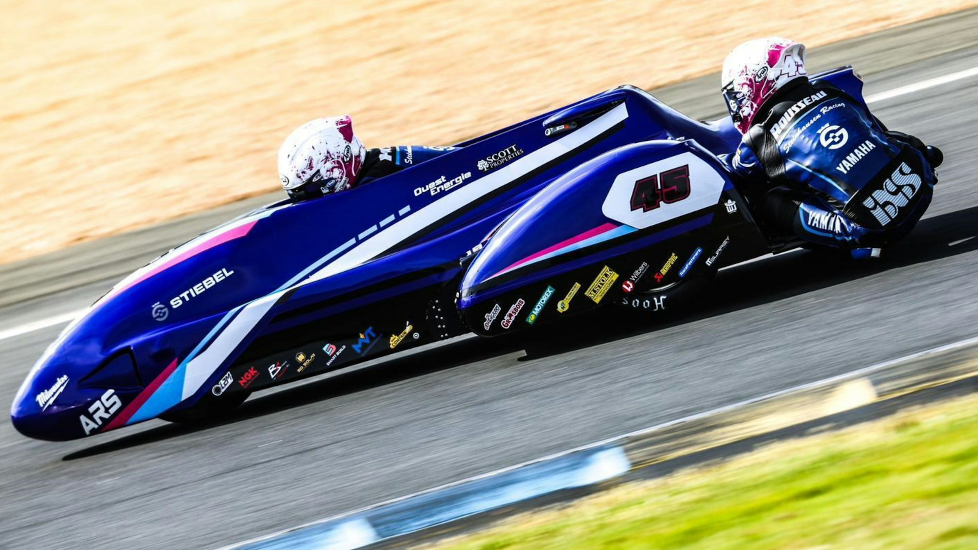 Blick auf ein Seitenwagen-Motorrad im Rennen
