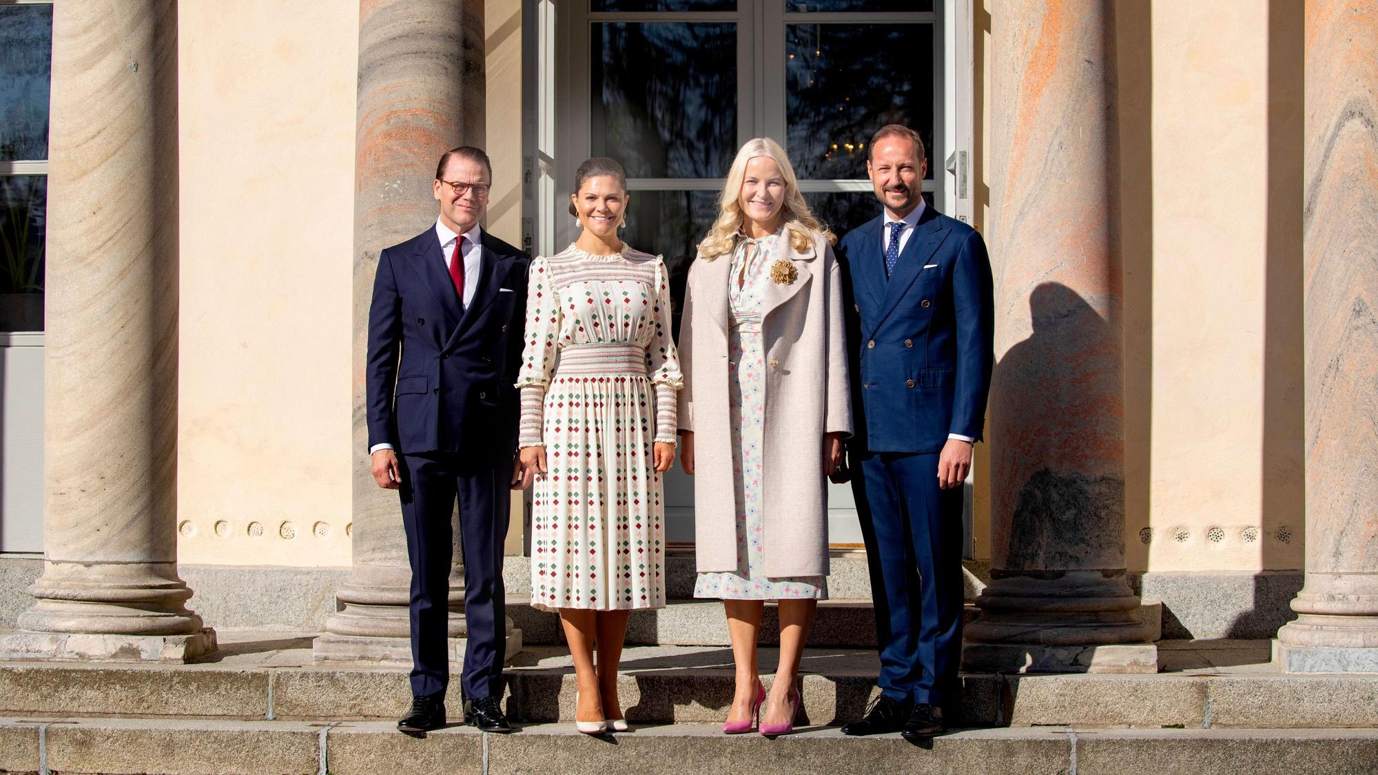 Kronprinz Haakon und Kronprinzessin Mette-Marit posieren gemeinsam mit Kronprinzessin Victoria und Prinz Daniel vor Schloss Haga beim offiziellen Schweden-Besuch im Mai 2022.