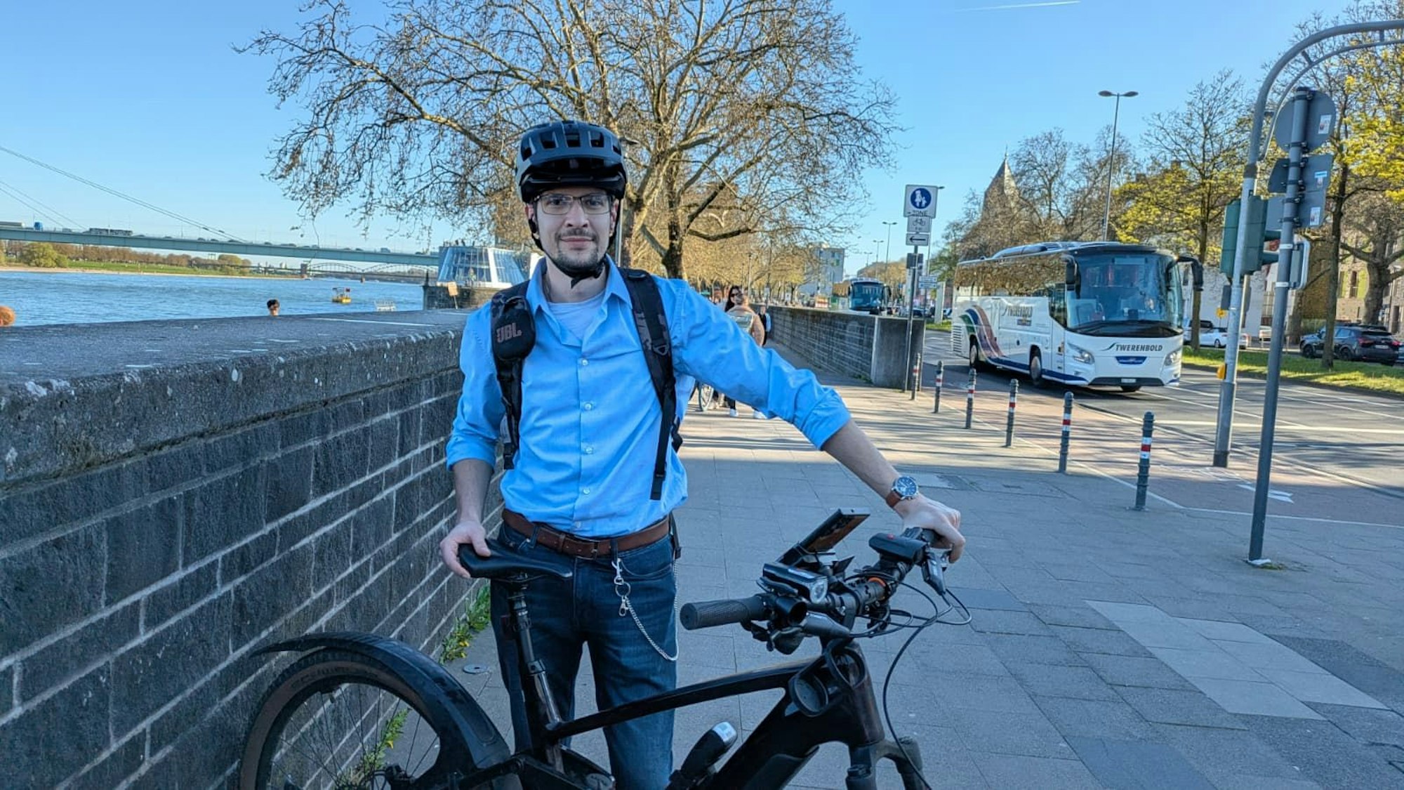 Tom Richter umfährt das Altstadt-Rheinufer auf dem Weg zur Arbeit großräumig.