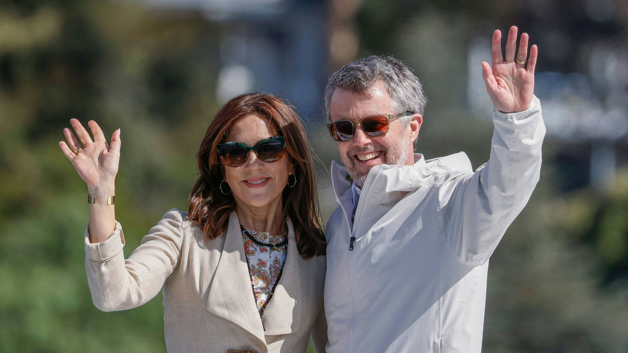 König Frederik X. und Königin Mary winken.