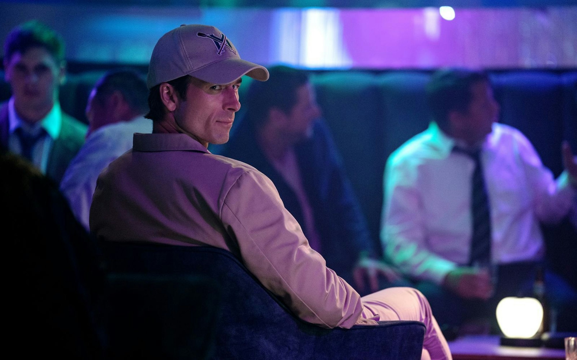 Wenn Blicke töten könnten: Becket Redfellow (Glen Powell) sind alle Mittel recht, um an das große Erbe seiner Familie zu kommen. (Bild: Studiocanal/Ilze Kitshoff)