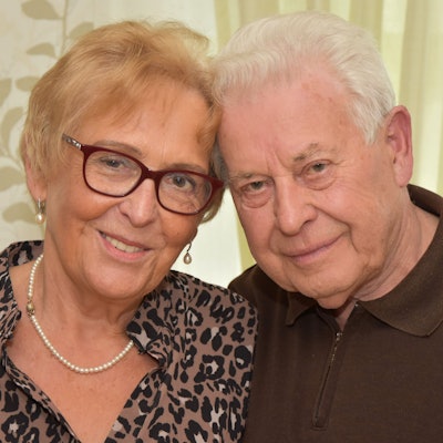 Das Foto zeigt ein älteres Ehepaar.