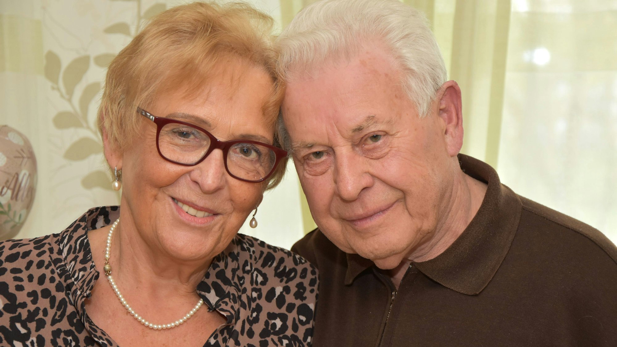 Das Foto zeigt ein älteres Ehepaar.