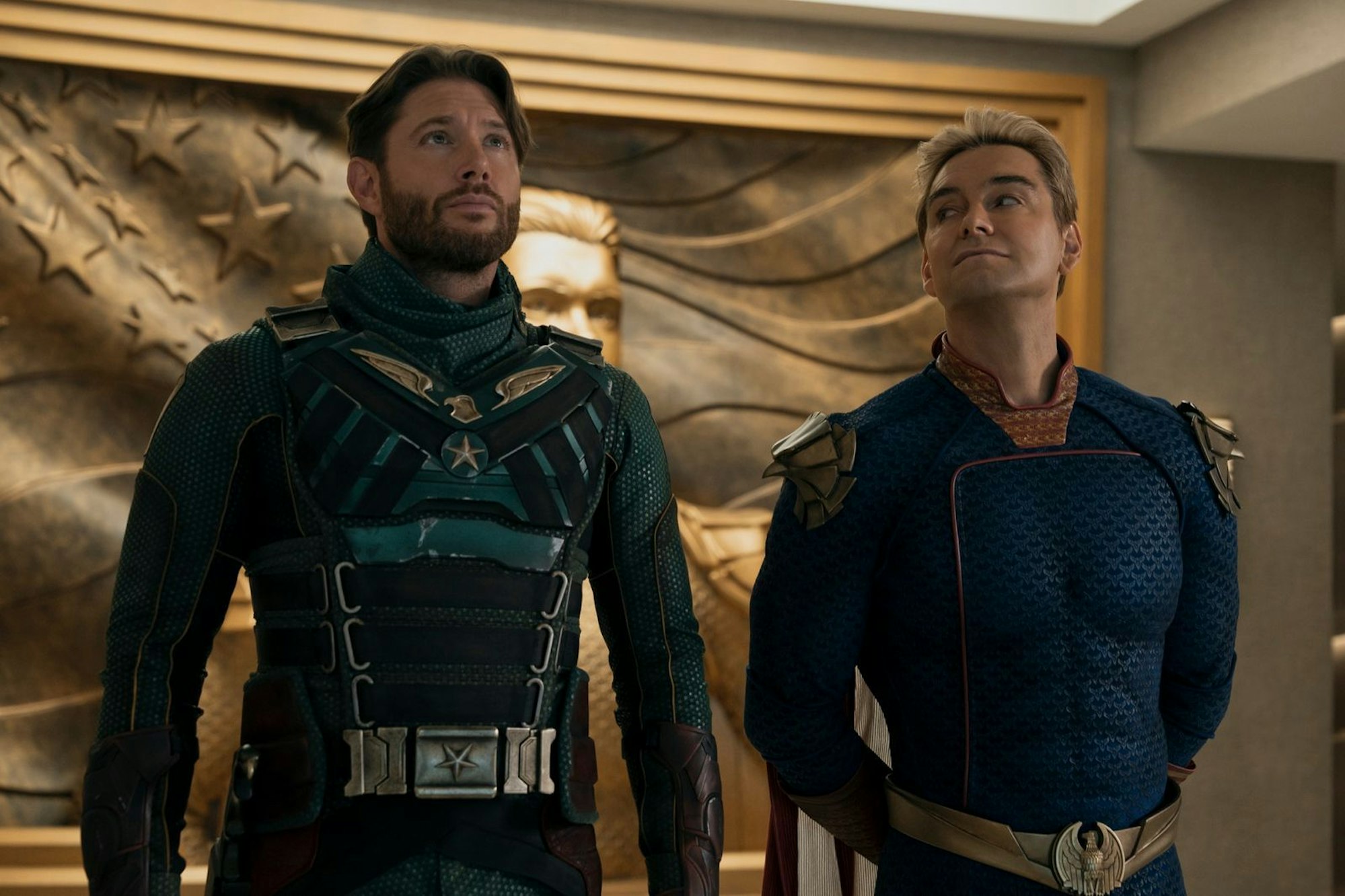 Homelander (Antony Starr, rechts) holt sich Unterstützung von seinem Vater Soldier Boy (Jensen Ackles). (Bild: © Amazon Content Services LLC / Jasper Savage / Prime Video)