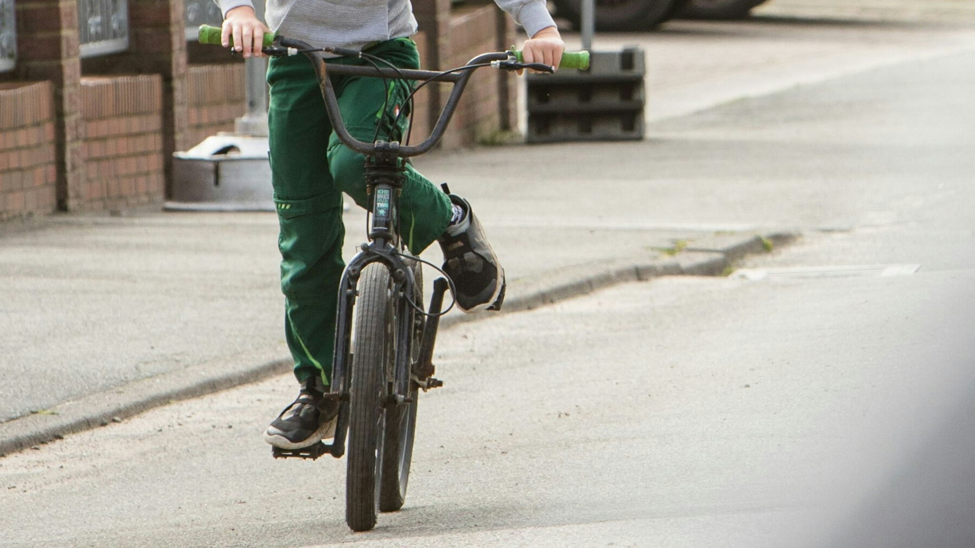 Junge fährt Fahrrad