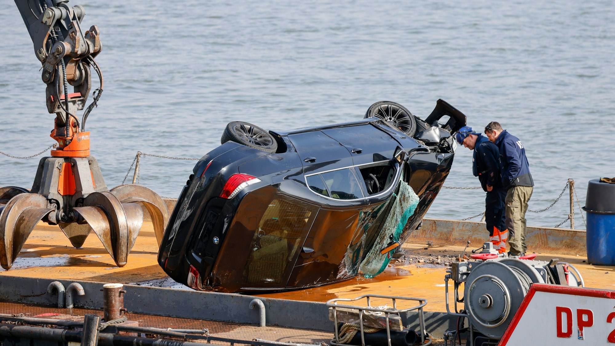 Der Unfallwagen, ein schwarzer BMW, wurde am 9. März aus dem Rhein geborgen. Die Polizei hat das Fahrzeug umfassend untersucht.