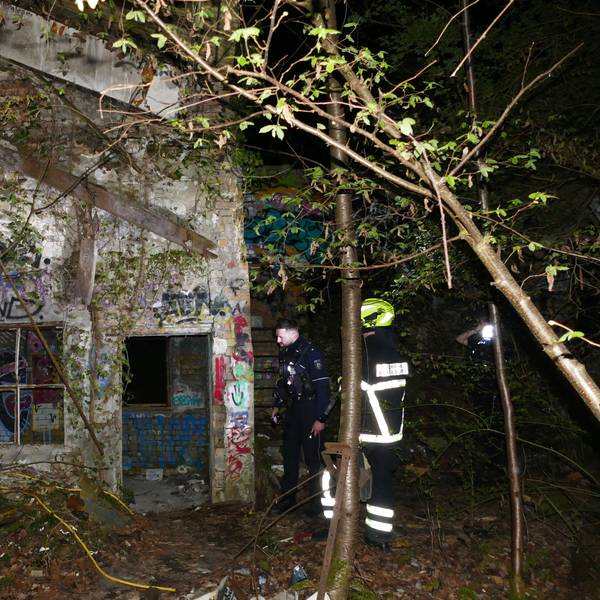 Rettungskräfte im Wald vor der Ruine des Pleistalswerks, wo der Jugendliche vermutlich abgestürzt war.