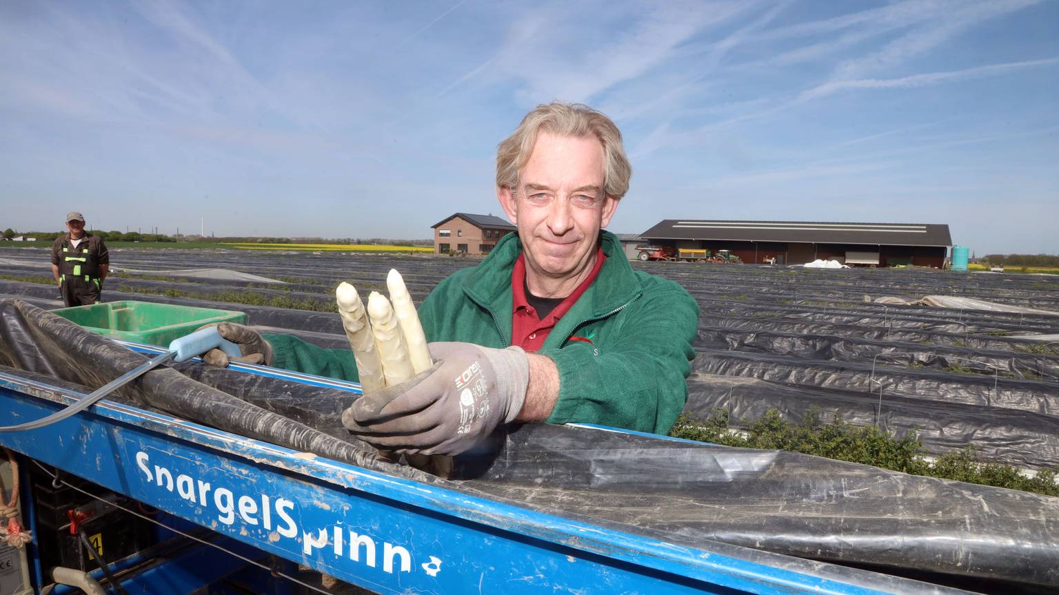 09.04.2026, Köln: Beginn der Spargelsaison in Nordrhein-Westfalen. Auf dem Spargelfeld von Landwirt Peter Wermes in Zündorf geht das große Stechen schon los. Foto: Arton Krasniqi