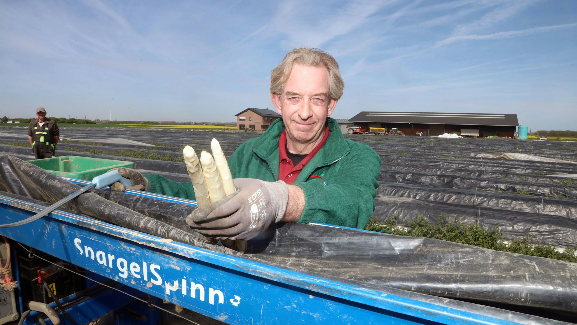 09.04.2026, Köln: Beginn der Spargelsaison in Nordrhein-Westfalen. Auf dem Spargelfeld von Landwirt Peter Wermes in Zündorf geht das große Stechen schon los. Foto: Arton Krasniqi