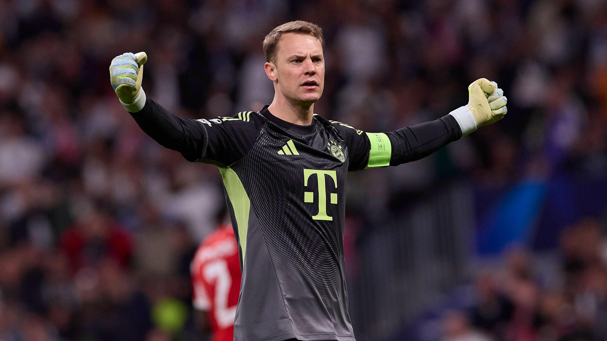 Torhüter Manuel Neuer streckt jubelnd die Arme aus.