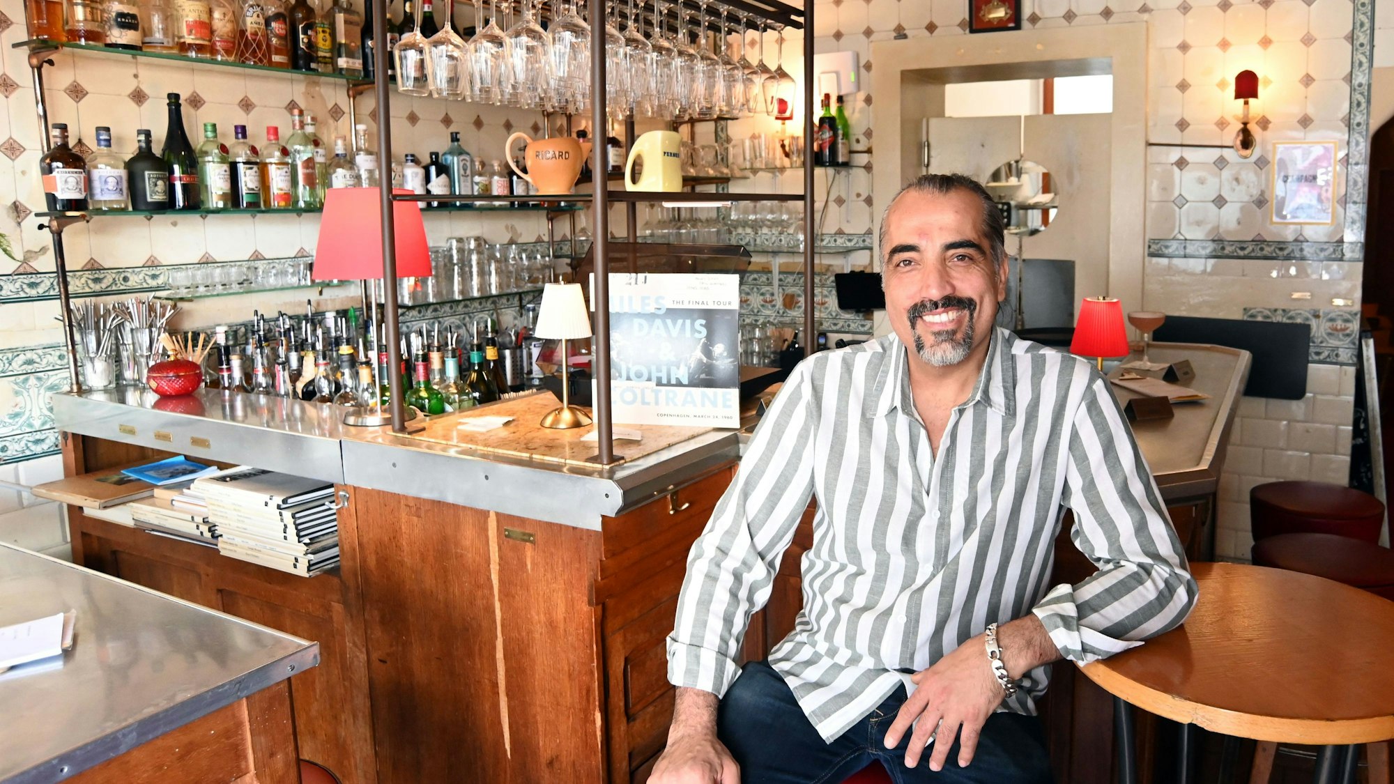 Inhaber Amir Josef Tubis sitzt vor der Theke des Keimaks.