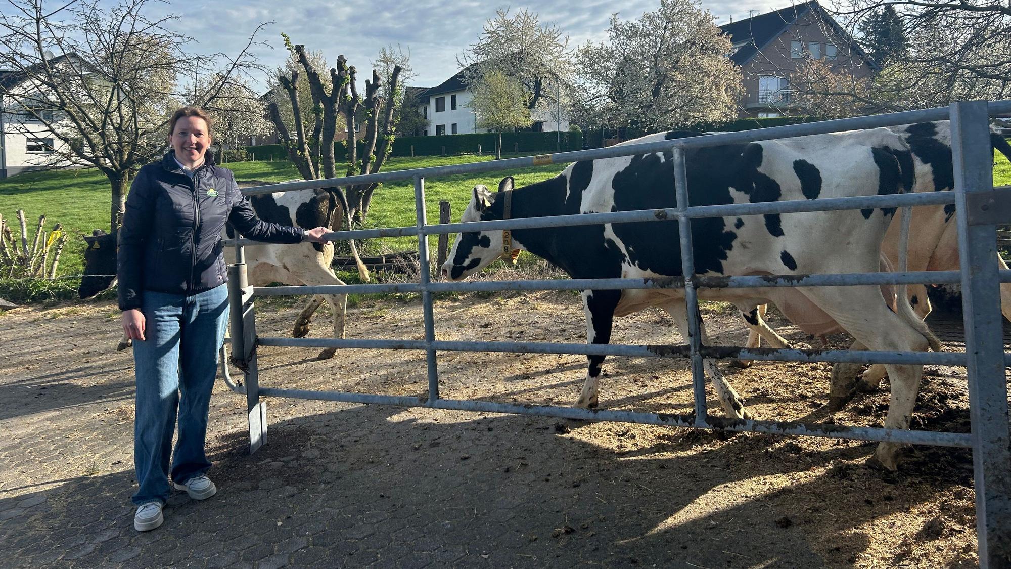 Arla-Landwirtin Anne Wieden aus Neukirchen lässt ihre 200 Milchkühe nach der Winterpause im Stall hinaus auf die Weide.
