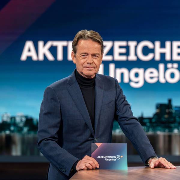 Moderator Rudi Cerne steht im ZDF-Studio von„ Aktenzeichen XY… Ungelöst“ auf dem Bavaria Film Gelände.