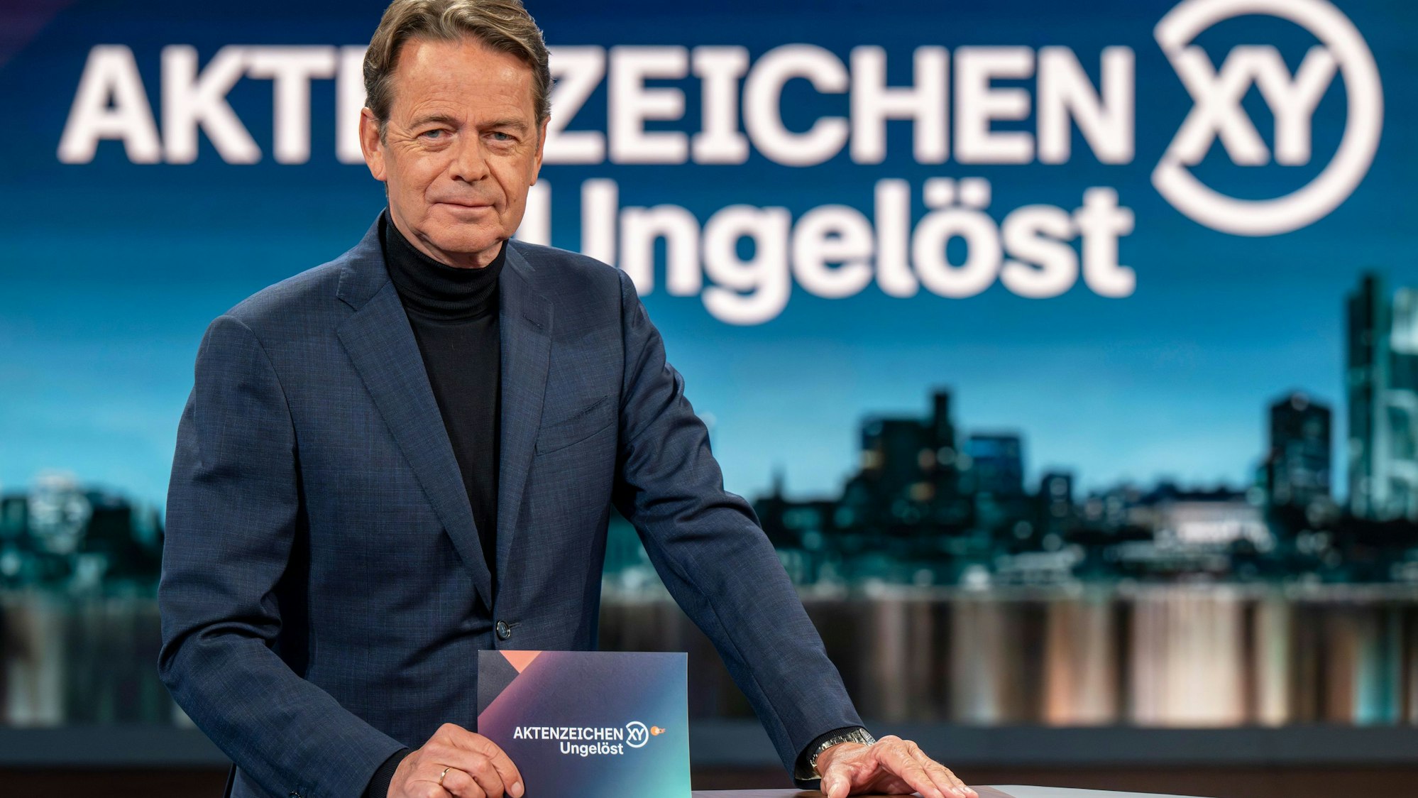 Moderator Rudi Cerne steht im ZDF-Studio von„ Aktenzeichen XY… Ungelöst“ auf dem Bavaria Film Gelände.