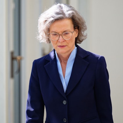Ina Scharrenbach (CDU), Ministerin für Heimat, Kommunales, Bauen und Gleichstellung von Nordrhein-Westfalen, kommt zur Sondersitzung des Bauausschusses.