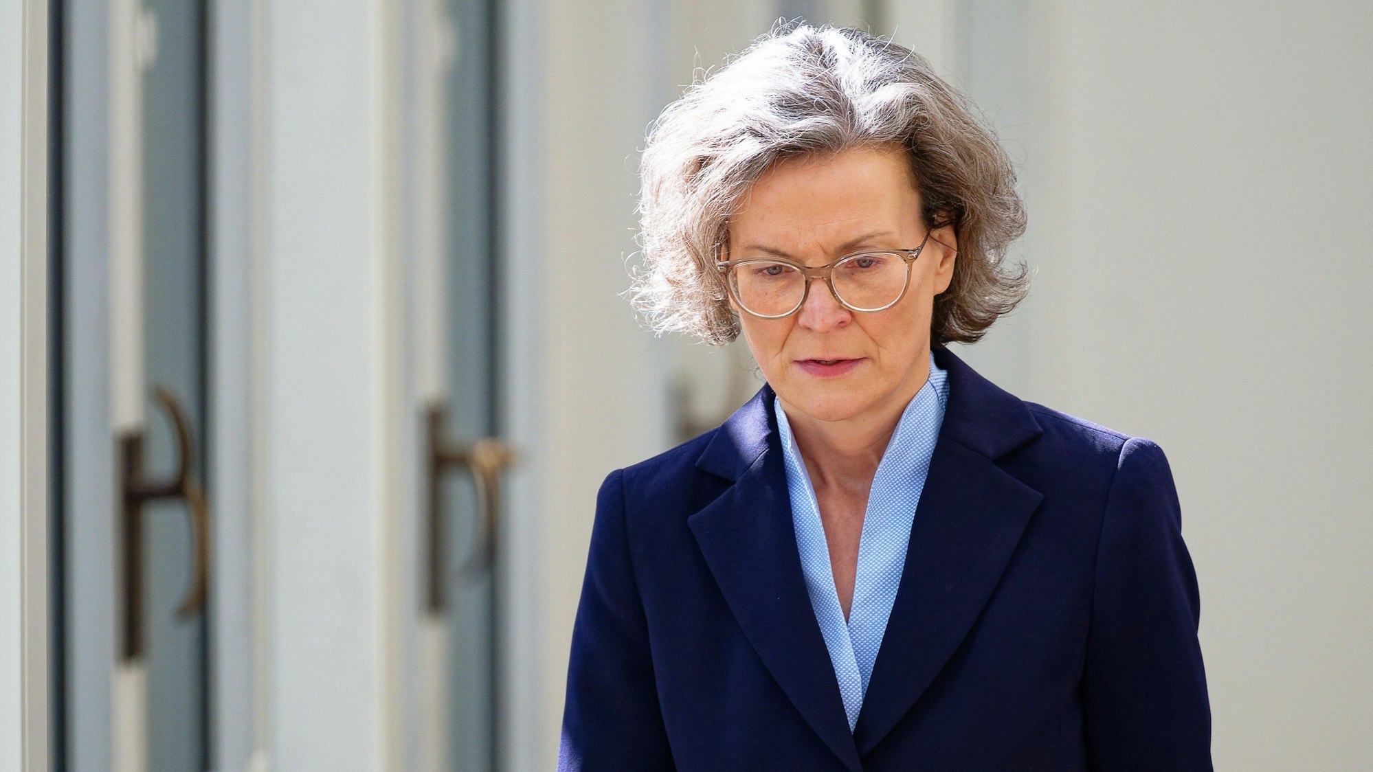 Ina Scharrenbach (CDU), Ministerin für Heimat, Kommunales, Bauen und Gleichstellung von Nordrhein-Westfalen, kommt zur Sondersitzung des Bauausschusses.