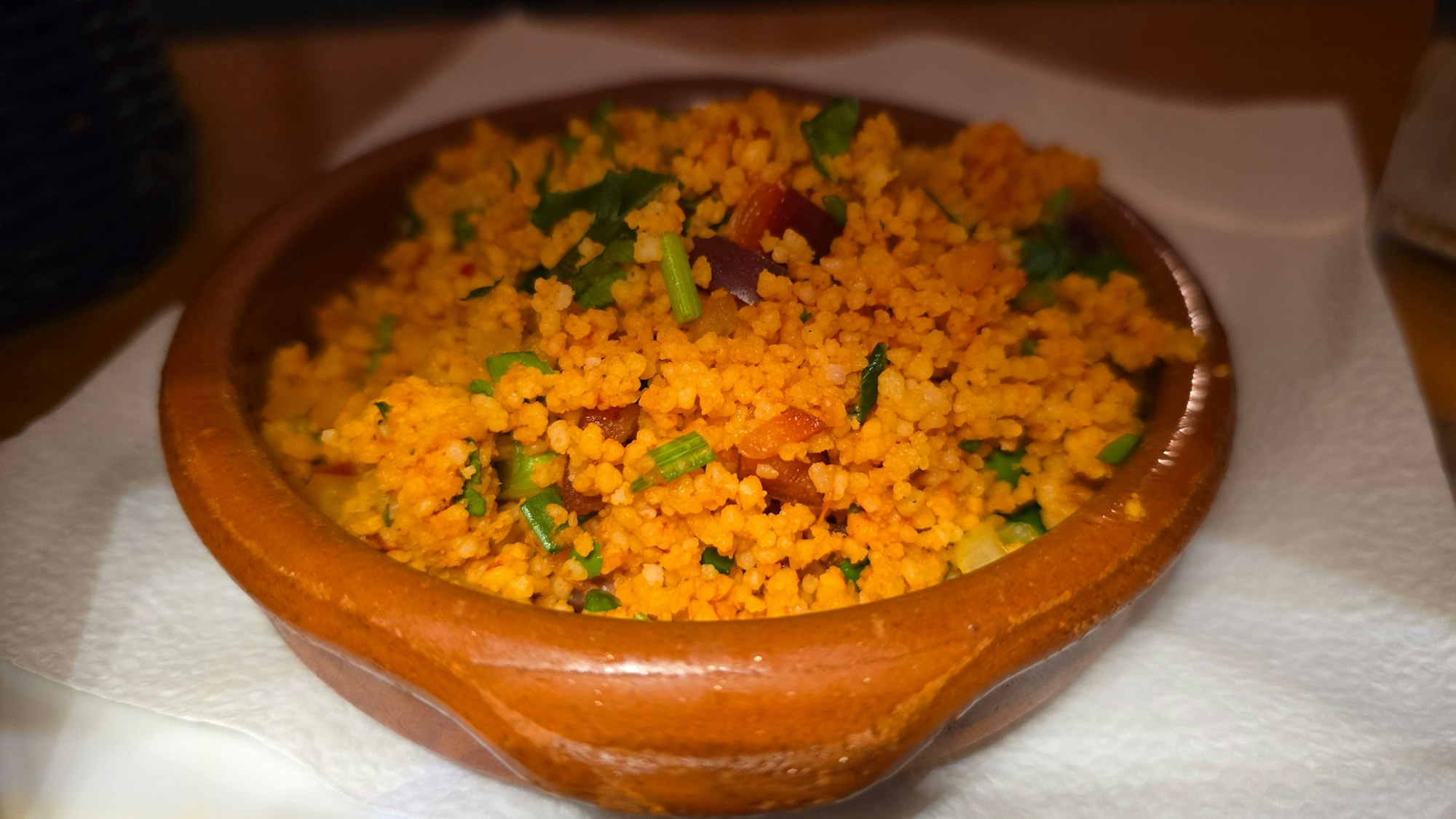 Fluffig-tomatiges Tabouleh, serviert in einem Tonschälchen