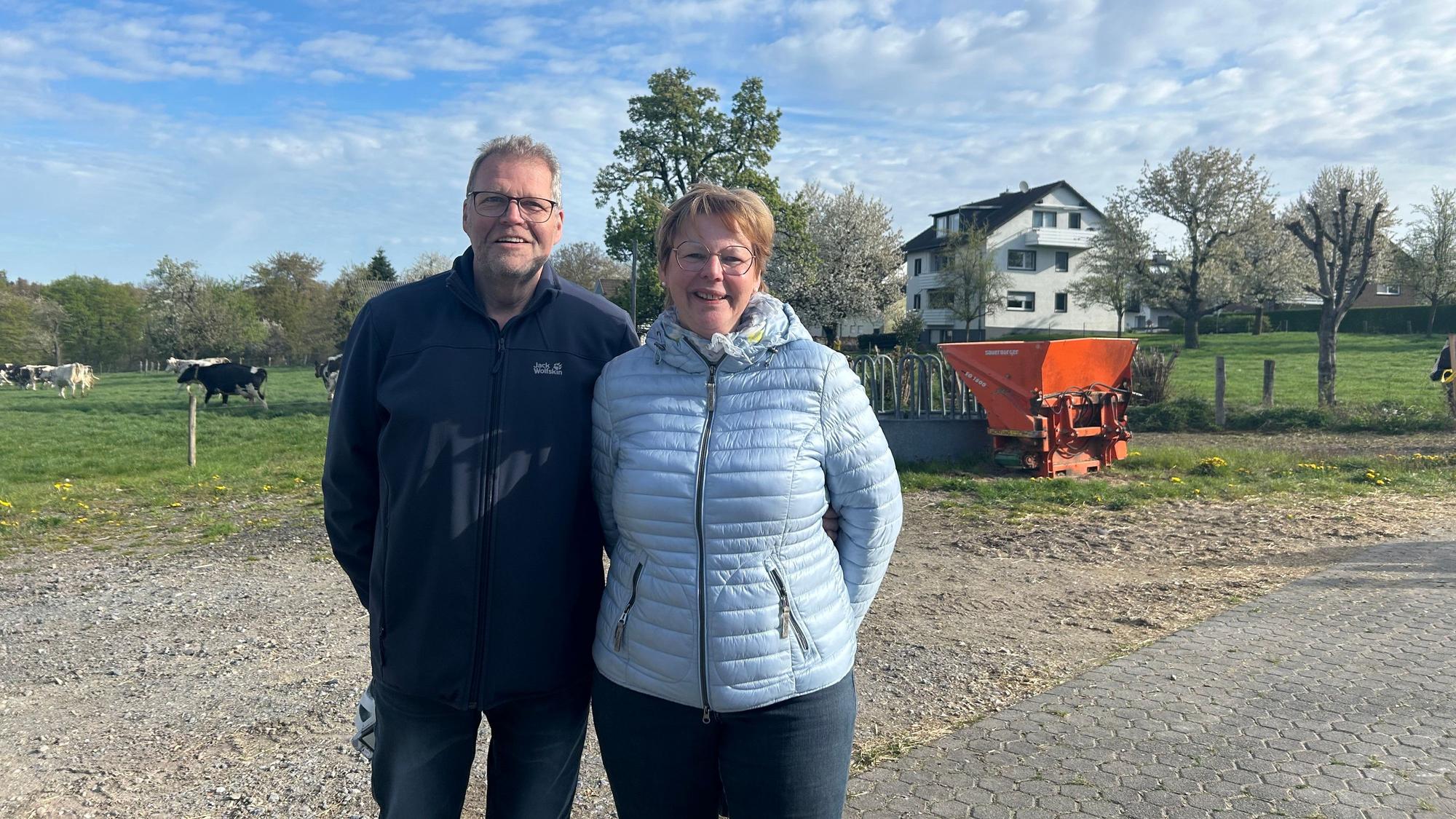Das Ehepaar Norbert und Gudrun Buchmann lässt sich gern von der guten Laune der Kühe anstecken.
