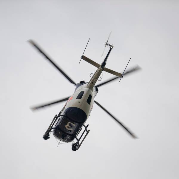 Ein Polizeihubschrauber überfliegt ein Gebiet (Symbolfoto).