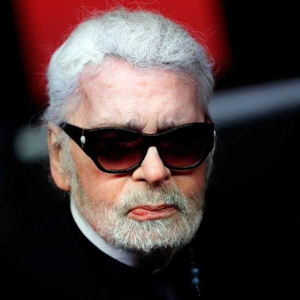 Karl Lagerfeld mit dunkler Brille.