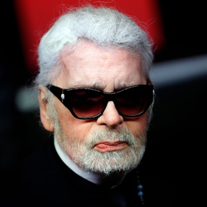 Karl Lagerfeld mit dunkler Brille.