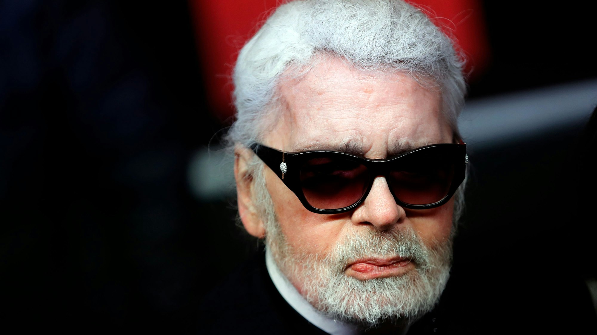 Karl Lagerfeld mit dunkler Brille.