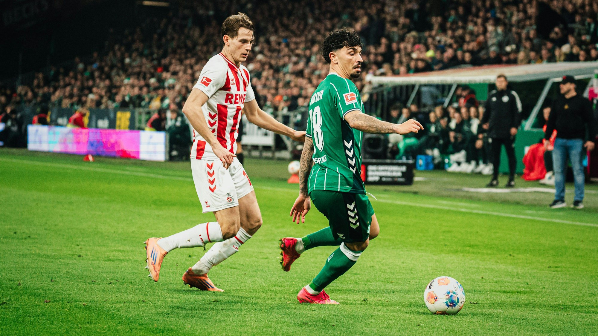 Im Hinspiel in Bremen trennten sich der FC (l. Jakub Kaminski) und Werder (Cameron Puertas) 1:1.