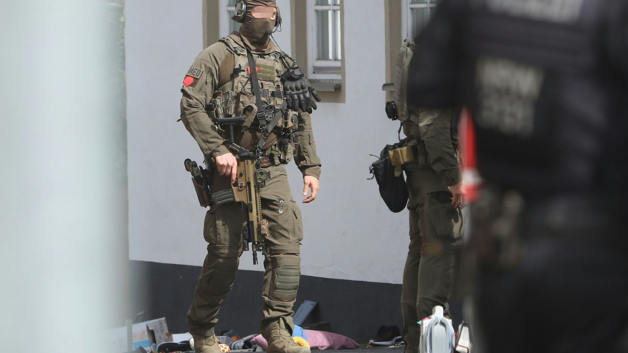 Spezialkräfte der Bonner Polizei waren vor dem Haus in der Brunnenstraße stundenlang im Einsatz.