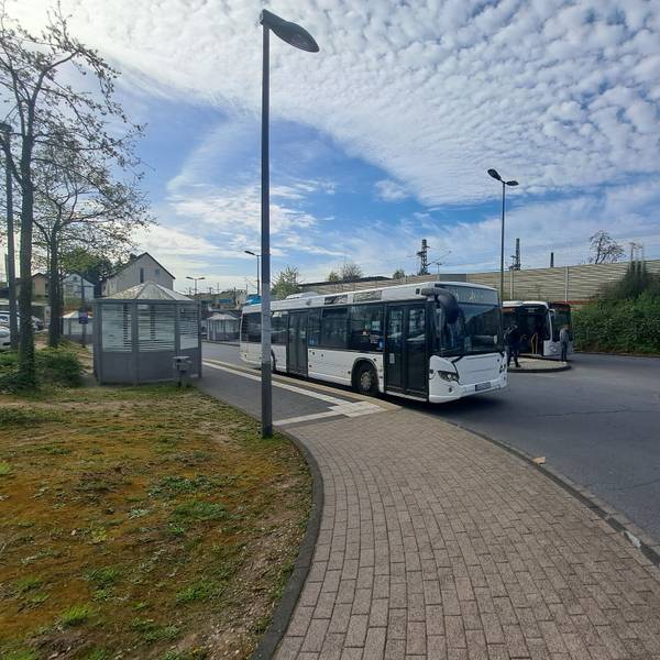 Hier am S-Bahnhof in Troisdorf-Spich statt wie bislang am Bahnhof in Porz-Wahn sollen die Busse der RSVG-Linie 550 ab September enden. Vor allem Fahrgäste aus den Niederkasseler Stadtteilen Mondorf und Rheidt sollen so eine schnellere Anbindung an den S-Bahn-Verkehr bekommen.