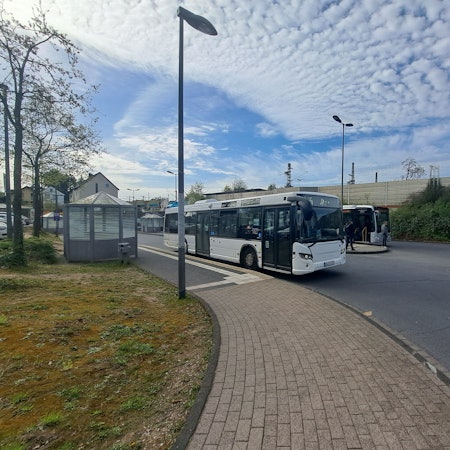 Hier am S-Bahnhof in Troisdorf-Spich statt wie bislang am Bahnhof in Porz-Wahn sollen die Busse der RSVG-Linie 550 ab September enden. Vor allem Fahrgäste aus den Niederkasseler Stadtteilen Mondorf und Rheidt sollen so eine schnellere Anbindung an den S-Bahn-Verkehr bekommen.