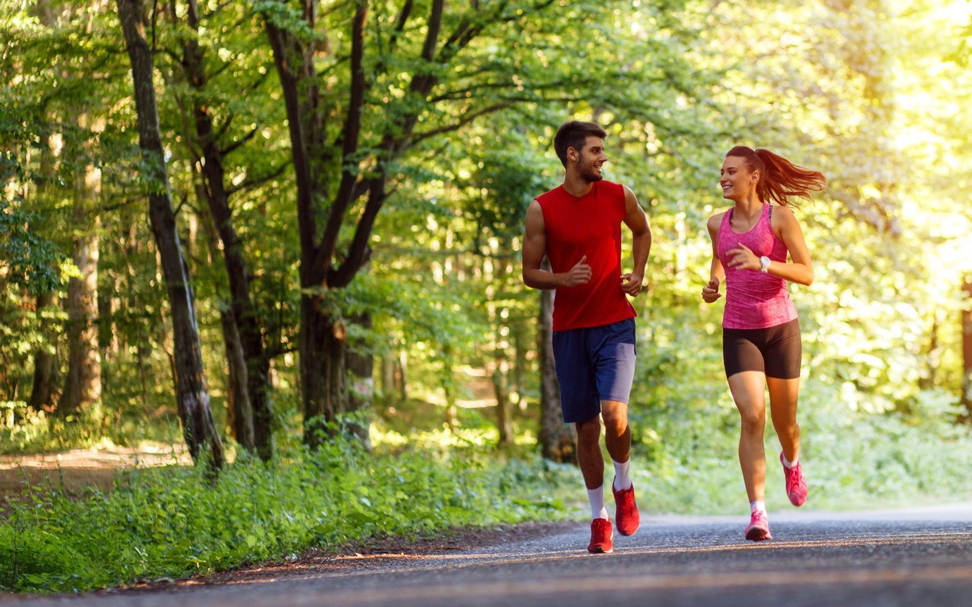 Zu einem gesunden Lebensstil gehört auch ausreichend Bewegung, am besten an der frischen Luft. Wenn Sie in Ihrem Beruf überwiegend sitzen, ist ein Ausgleich dazu besonders wichtig. Ihr Fitness-Training sollte aus einer Mischung aus Kraft- und Ausdauersport bestehen. Sport regt die Durchblutung des Gehirns an und unterstützt die Bildung neuer Nervenzellen.
(Bild: iStock/Zoran Zeremski)