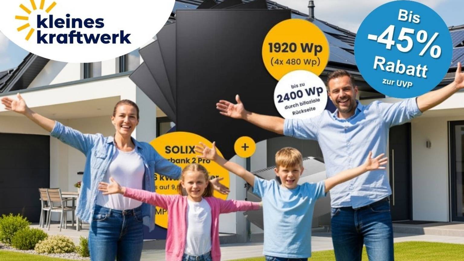 Eine vierköpfige Familie – Mutter, Vater, Mädchen und Junge – steht lachend mit ausgebreiteten Armen vor einem modernen Einfamilienhaus mit Solarpanelen auf dem Dach. Im Hintergrund ist ein großes schwarzes Solarmodul zu sehen. Eingeblendete Textbausteine nennen die Leistung von 1920 Wp (4x 480 Wp, bis zu 2400 Wp bifazial) sowie den Anker Solix Powerbank 2 Pro Speicher. Links oben das Logo von Kleines Kraftwerk, rechts oben ein blauer Button mit der Aufschrift „Bis -45% Rabatt zur UVP".